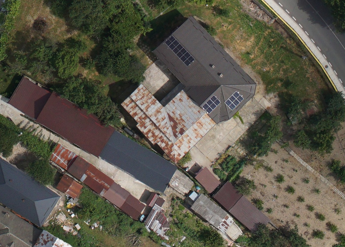 Ortofotoplan de 5 cm cu o locuință, extinderi și anexe conturate și măsurate